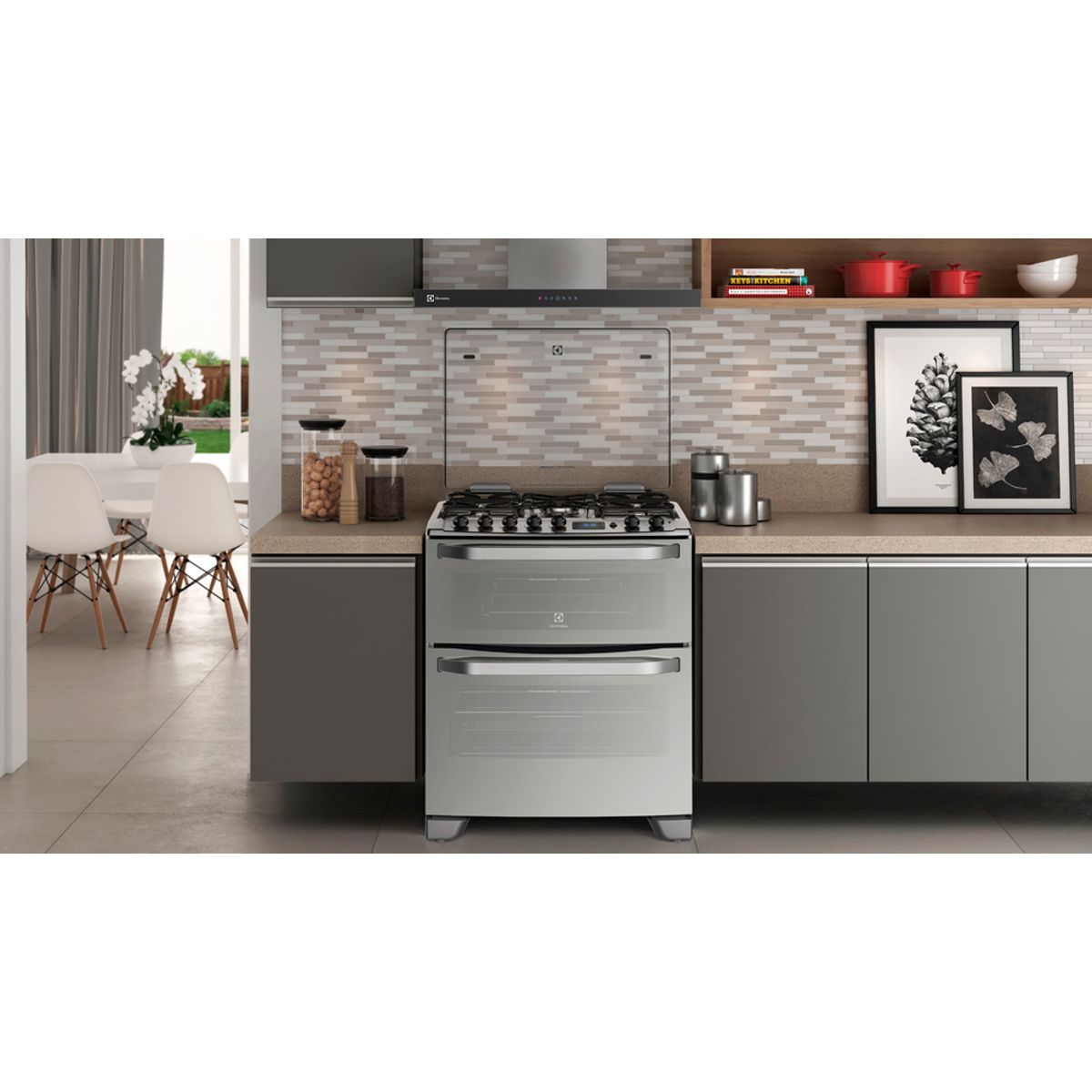 Range_76DXR_In_The_Kitchen_Electrolux_Spanish.jpg
