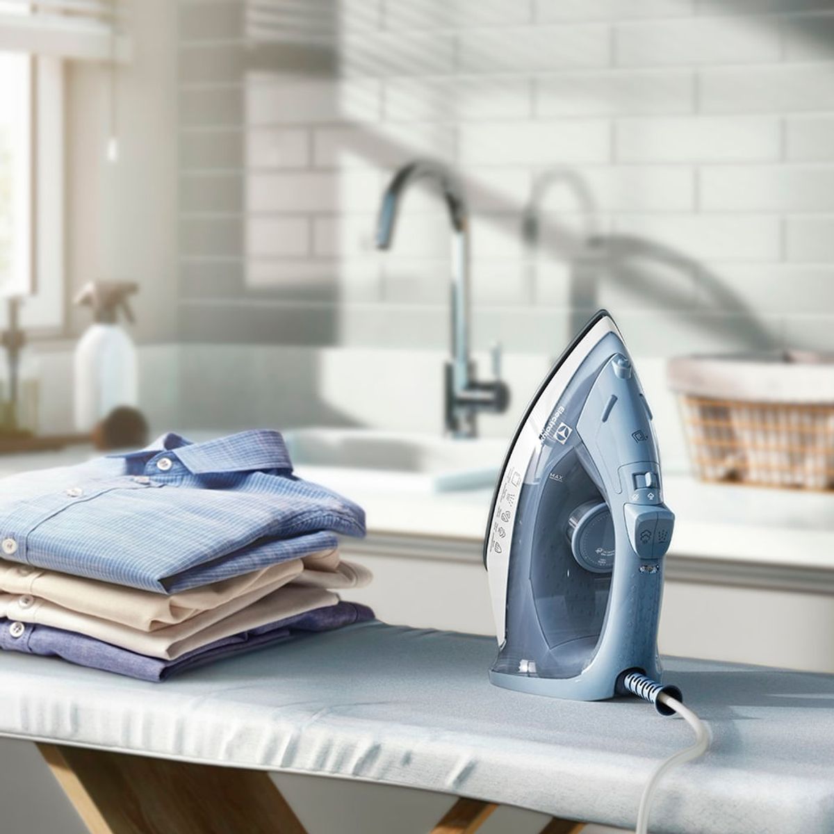 Steam_Iron_ESI10_Laundry_B_Electrolux_Spanish_1000x1000.jpg