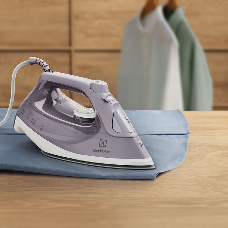 Steam_Iron_ESI50_Perspective_B_Electrolux_1000x1000.jpg