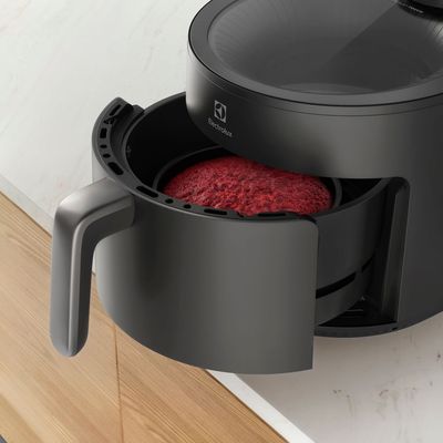 AirFryer_EAF170_Cake_Electrolux_Spanish