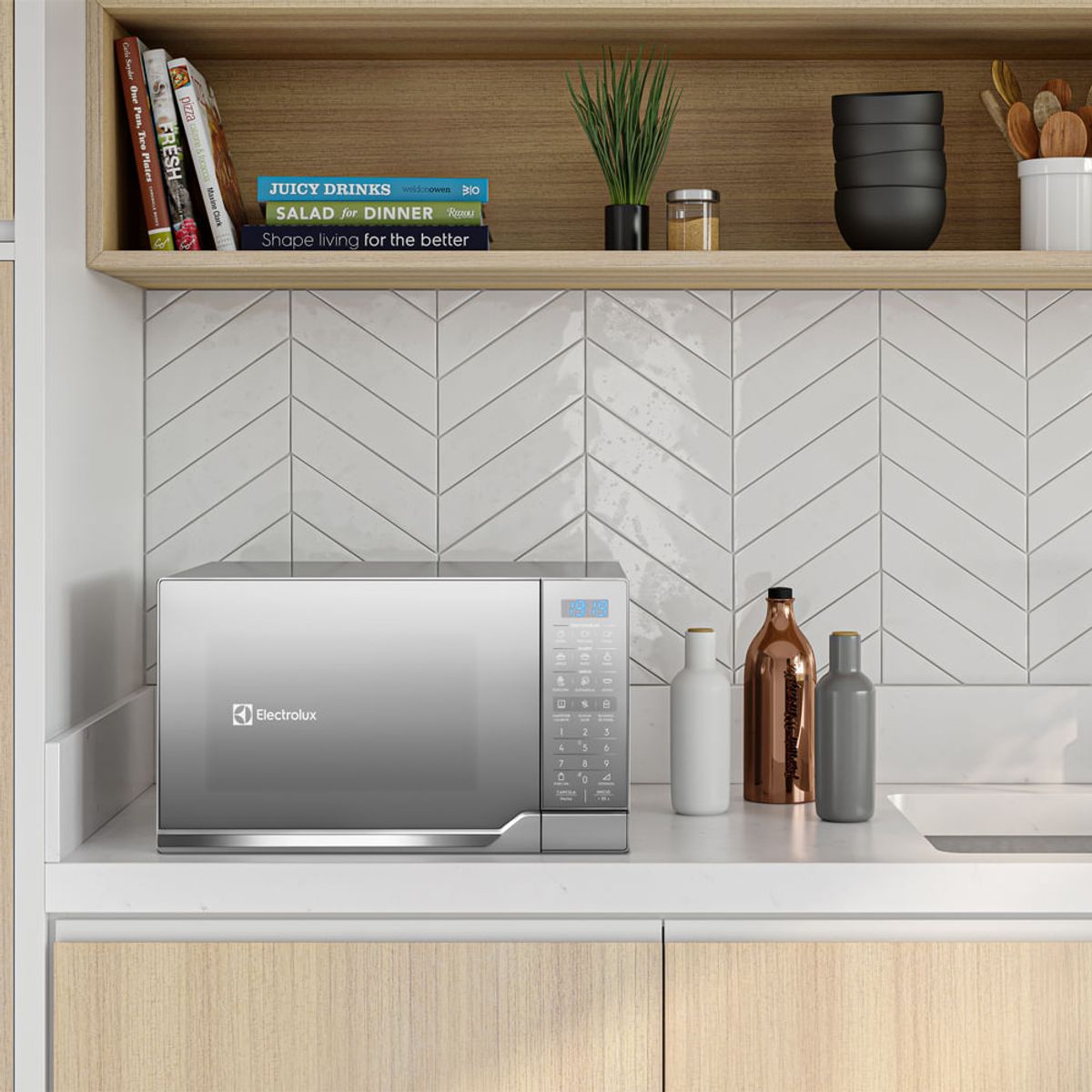 Microwave_EMDO25S3GSLUG_KitchenCrop_Electrolux_Spanish