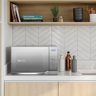 Microwave_EMDO30G3GSLUG_KitchenCrop_Electrolux_Spanish
