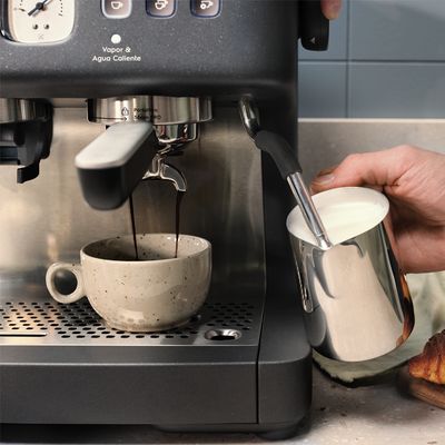 Maquina_Cafe_ECM90_Espumador_leite_Electrolux_Spanish_-1000x1000.raw