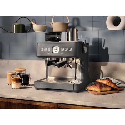 Maquina_Cafe_ECM90_ambiente_Electrolux_Spanish-1000x750.raw