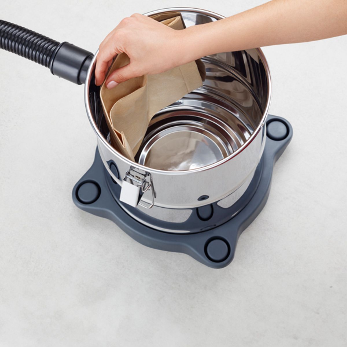 Vacuum_Cleaner_GT12i_bag_Electrolux_Portuguese_600x600-600x600.raw